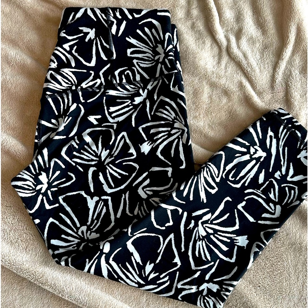 Athleta cropped leggings black and white flowers print. Size Large